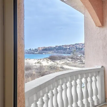 Front Luxury Apartment *
