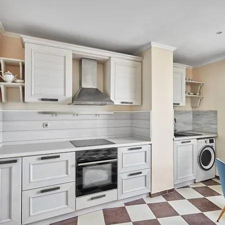 Front Luxury Apartment *