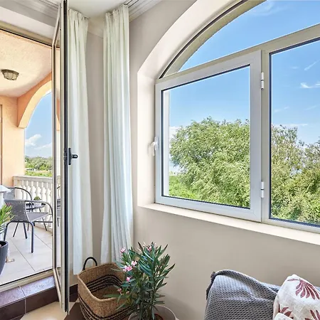 Front Luxury Apartment *