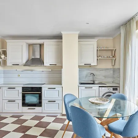 Front Luxury Apartment