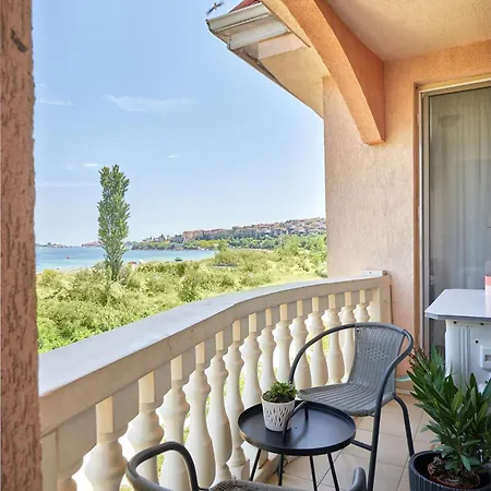 Front Luxury Apartment *